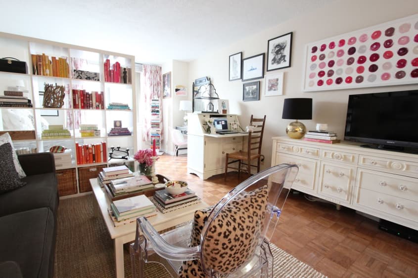 House Tour A Colorful Upper East Side Studio Apartment Therapy